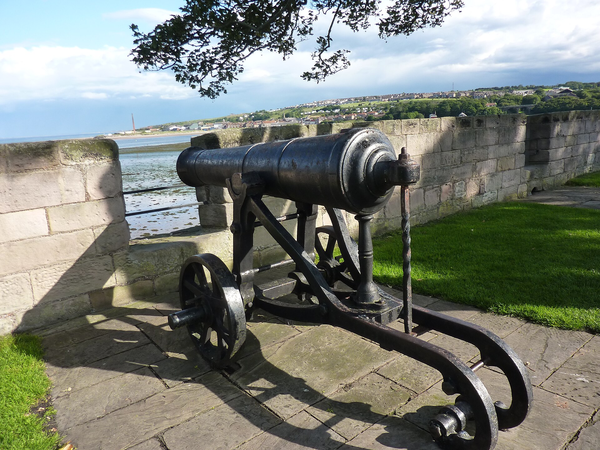 This was a cannon captured from the Russian army that was brought back to Britain at the end of the Crimean War. There were once many old cannons on the old city walls at Berwick h